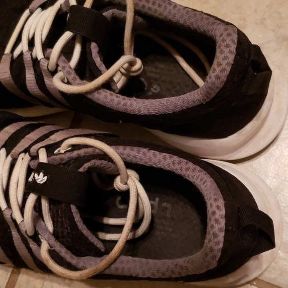 Sneakers - Picture 4 of 9